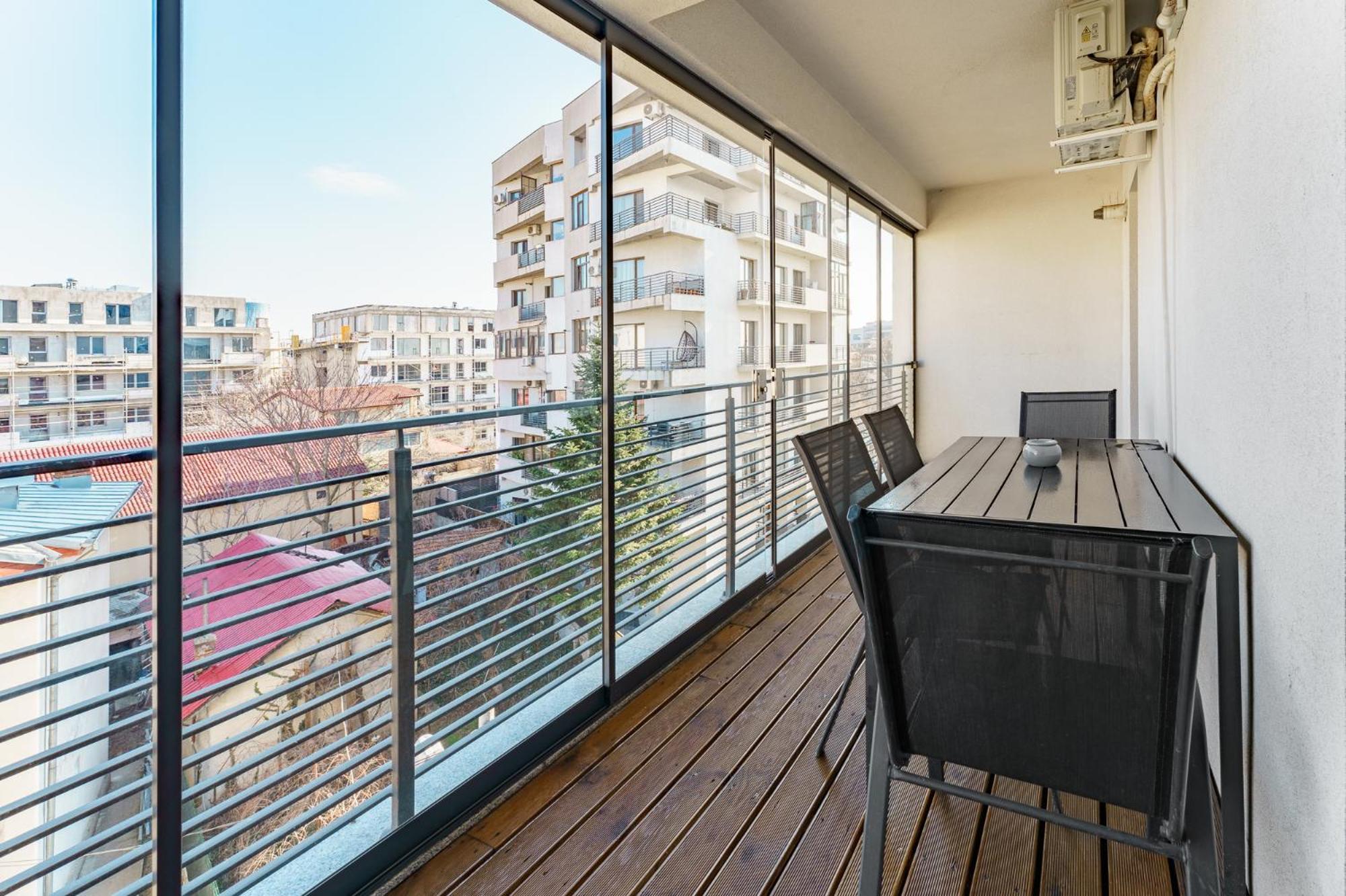 Dioptase - Stylish Retreat By Selestate With Balcony *